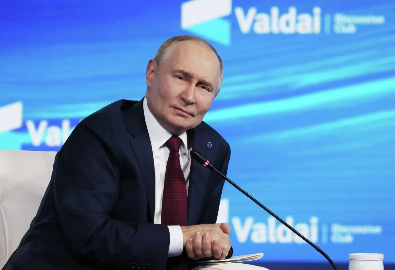 Международный уголовный суд разъяснил, что приглашение на переговоры само по себе не освобождает от обязательства исполнить ордер на арест — исключение возможно лишь при официальном участии ООН и при соответствующих решениях.