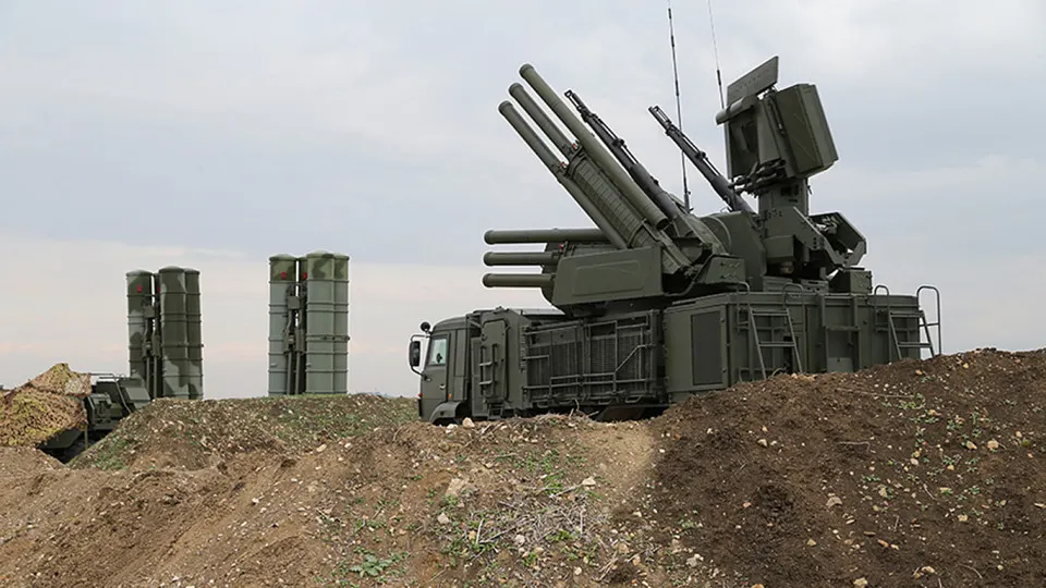 Российские военные используют систему радиоэлектронной борьбы «Волна Купол Гарант», которая по данным украинской стороны способна заглушать сигнал Starlink на площади до 20 км². Комплекс производится в Симферополе и стоит около 1,5 млн долларов за единицу.