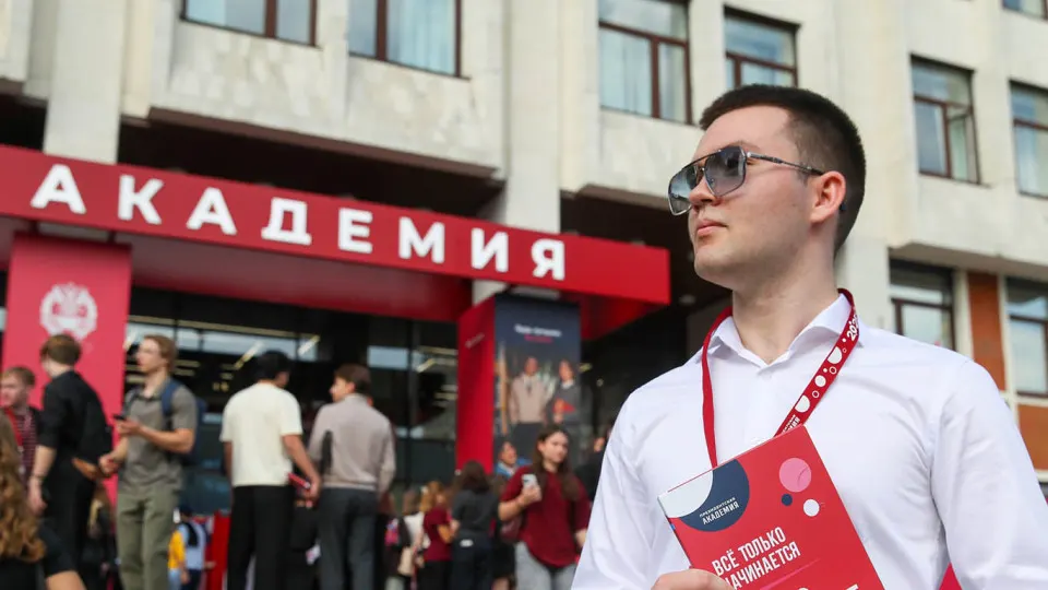 В нескольких столичных вузах распространяются предложения о годичной службе в отряде «БАРС‑Москва» с крупными выплатами, обучением и соцгарантиями; одновременно ведётся масштабный набор студентов в войска беспилотных систем.