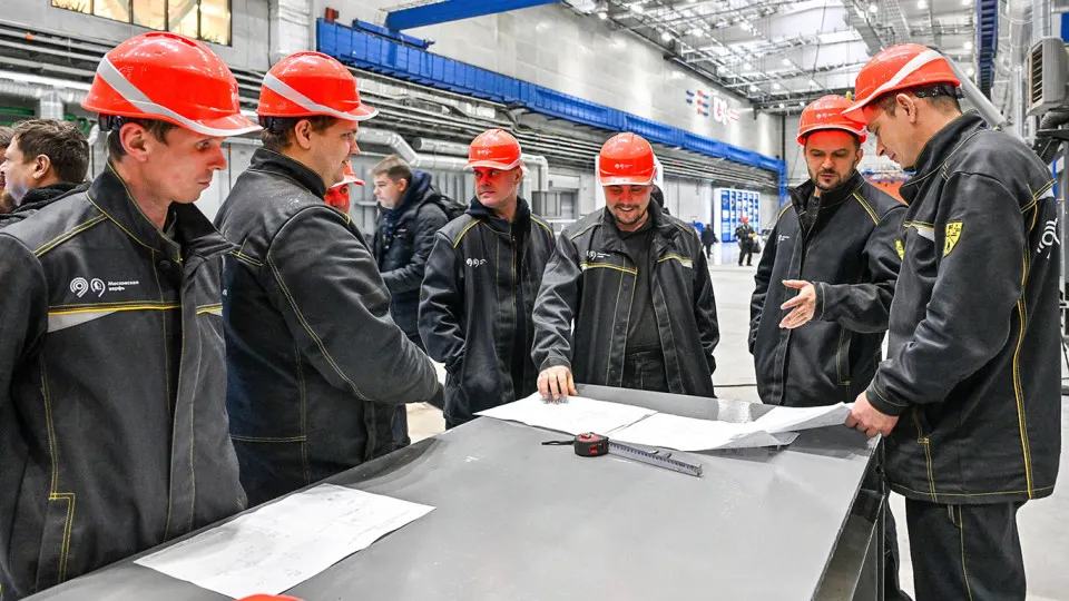 Опрос показал, что более трети работников регулярно перерабатывают: средняя нагрузка — около семи часов в неделю, при этом полную компенсацию получают лишь четверть. Главные причины — дефицит кадров, специфика госсектора и размытые границы рабочего времени при удалённой работе. Недавно годовой норматив сверхурочных был удвоен до 240 часов.
