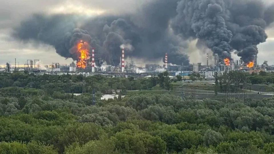 Украинские силы при поддержке разведданных США атакуют нефтеперерабатывающие заводы и военные объекты в глубине России. Эксперты предупреждают о серьёзном сокращении переработки и возможном топливном кризисе.