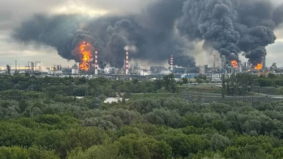 Утром 18 июня беспилотники атаковали Московский нефтеперерабатывающий завод и несколько населённых пунктов Подмосковья и Ростовской области. Силы ПВО сбили около 180 дронов; зафиксированы пожары, разрушения и жертвы.