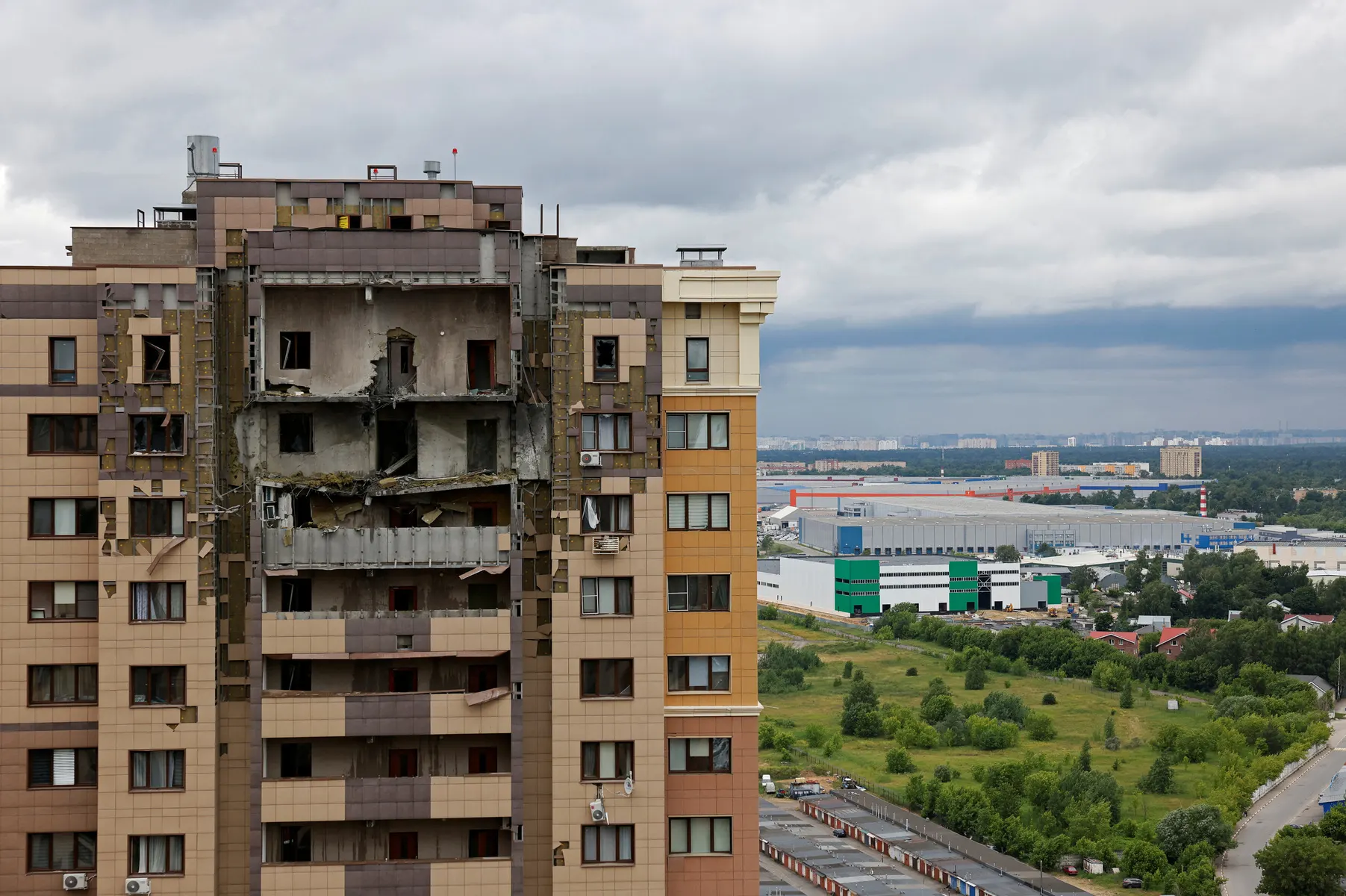 При налёте беспилотников 18 июня в Московской области погиб ребёнок, повреждены 18 многоквартирных домов; власти объявили помощь пострадавшим.