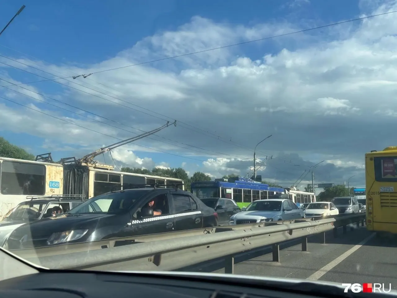 На Московском проспекте в Ярославле движение троллейбусов временно приостановлено после столкновения легкового автомобиля с электробусом — автомобилистам советуют объезжать участок под мостом через Которосль.