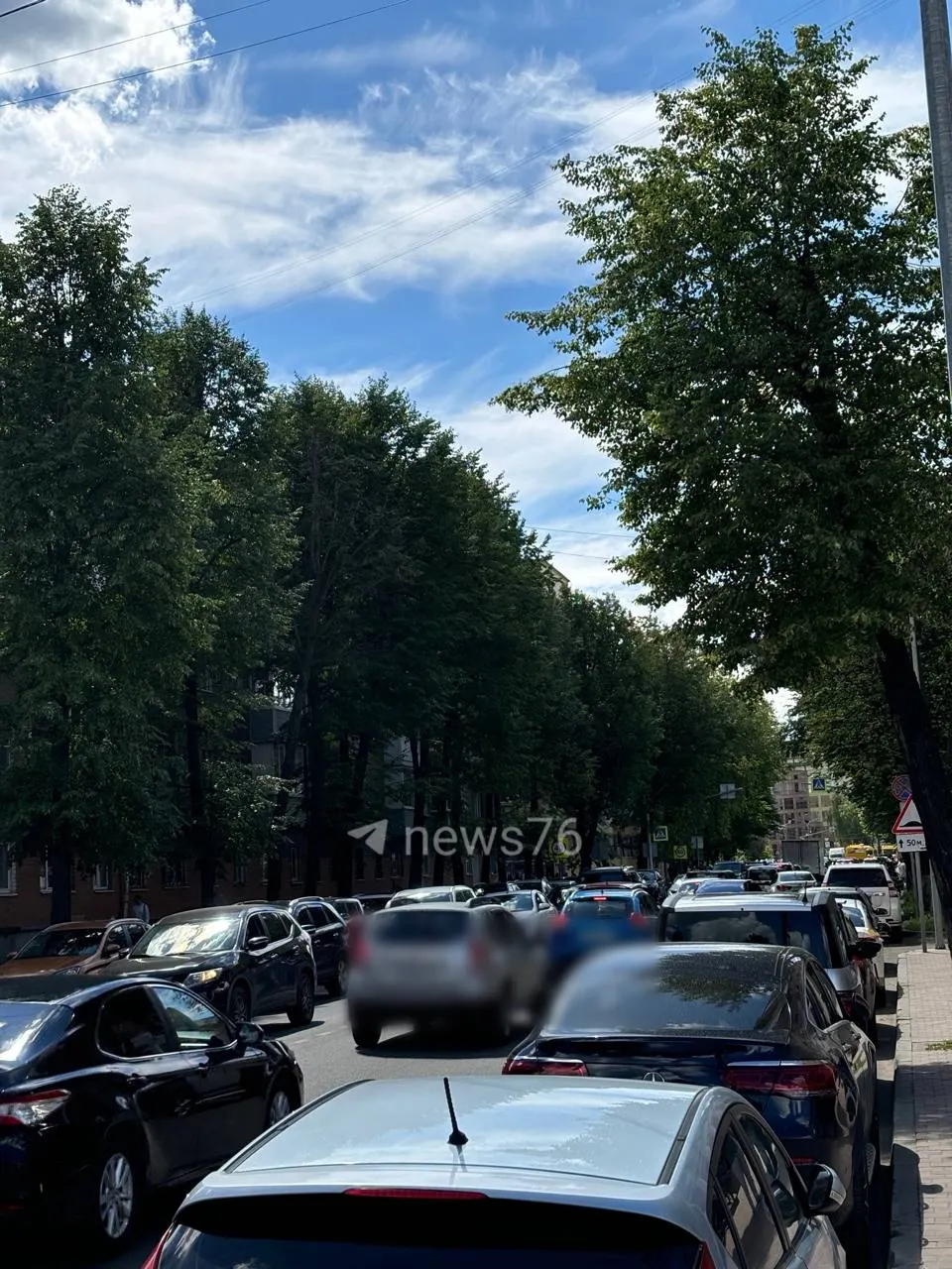 Движение встало примерно от Советской улицы до проспекта Октября; сейчас пробка стала чуть меньше.