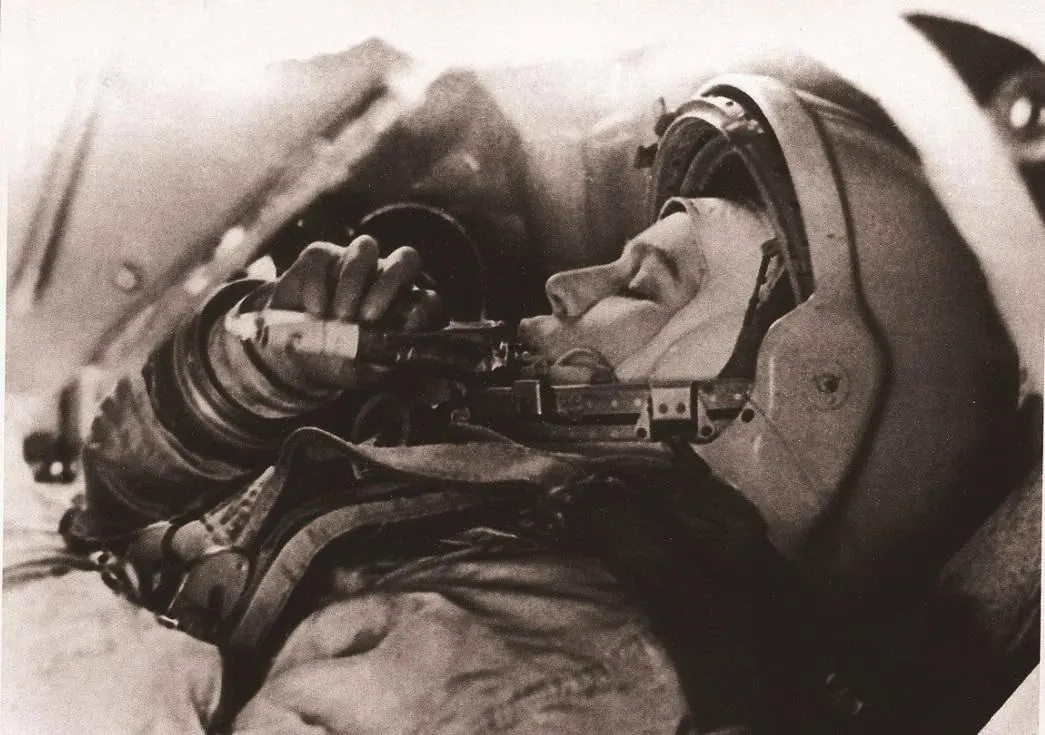 16 июня 1963 года Валентина Терешкова стала первой в мире женщиной-космонавтом. На корабле «Восток‑6» с позывным «Чайка» она провела на орбите 2 дня 22 часа 50 минут и до сих пор остаётся единственной женщиной, совершившей одиночный космический полёт.