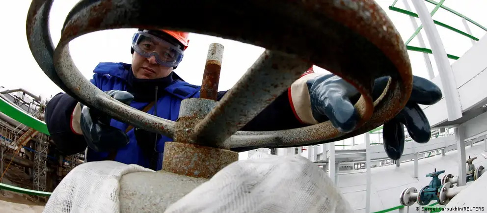 Утром 25 июня беспилотники нанесли удары по нефтеперерабатывающему кластеру в Уфе: зафиксированы как минимум два очага возгорания и повреждения установок на заводах. Власти подтверждают инцидент, проводится проверка последствий.