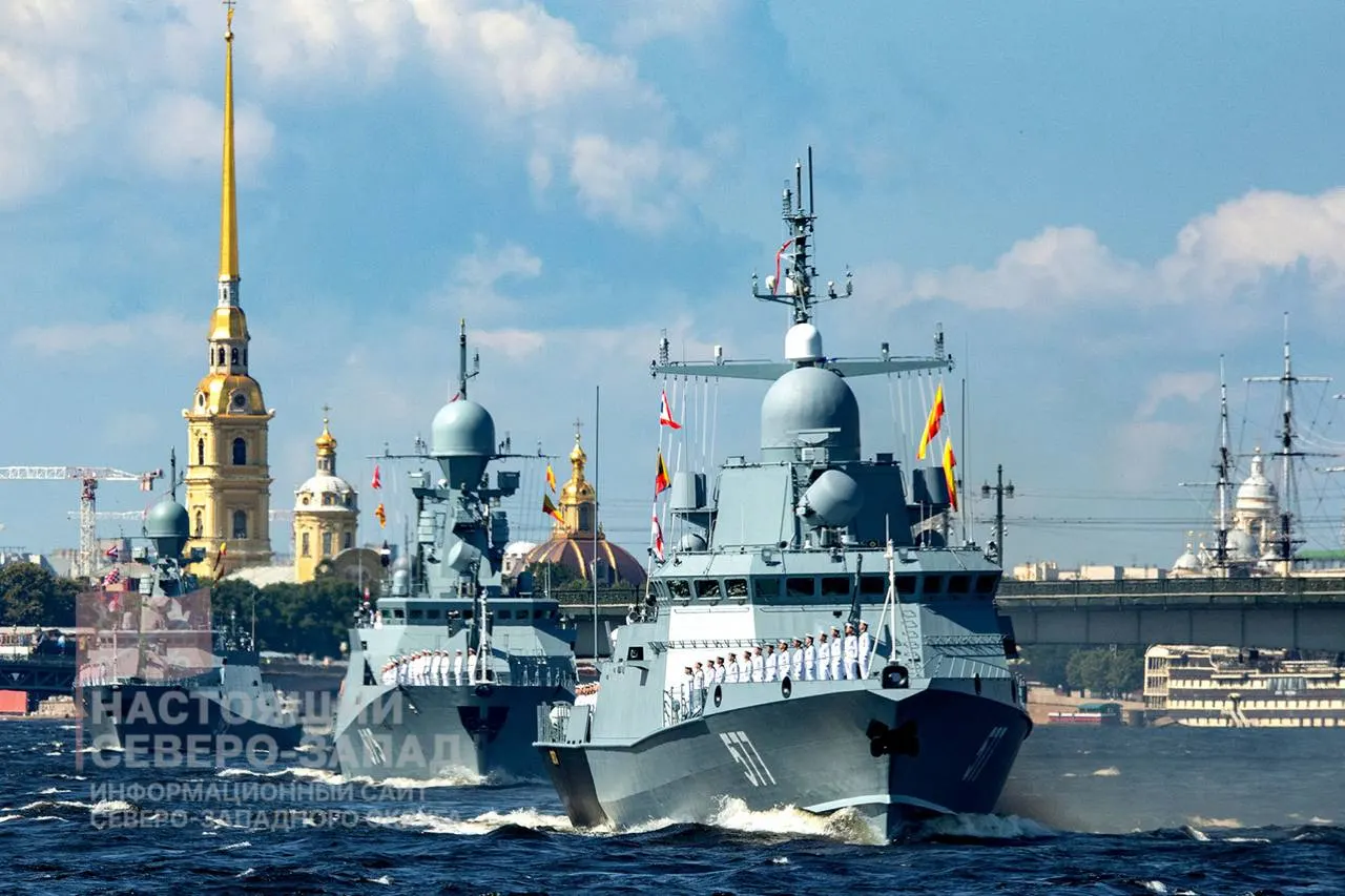 В Санкт-Петербурге не проводят традиционный военно-морской парад ко Дню ВМФ — по сообщениям, решение приняло Минобороны; торжества в городе второй год подряд проходят в урезанном формате.