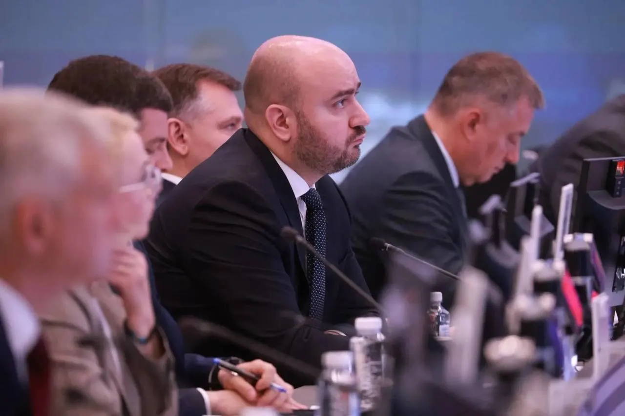Вячеслав Федорищев участвовал в совещании, где обсуждали поставки бензина и дизеля в регионы, меры по стабилизации рынка и мониторинг цен и логистики.