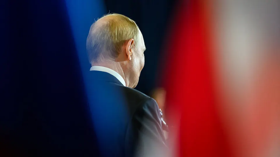 Государственный социологический центр перестал публиковать «открытый» рейтинг доверия к президенту. По последним доступным данным такой рейтинг опустился до 29,5%, тогда как «закрытые» опросы показывают значительно более высокий уровень доверия.