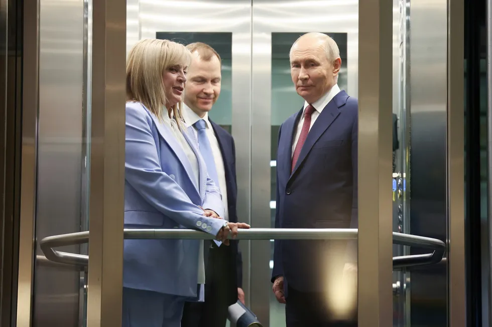 Руководители силовых ведомств предлагают перенести или вовсе отменить сентябрьские думские выборы из‑за экономических трудностей и падения рейтингов власти. Окончательного решения нет — обсуждения идут на уровне разговоров.