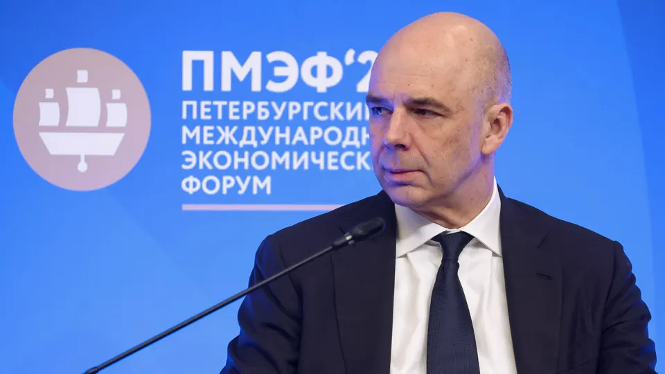По предварительной оценке Счётной палаты, доходы федерального бюджета в 2026 году могут оказаться примерно на 2,1 трлн руб. ниже запланированных — из‑за падения нефтегазовых поступлений и укрепления рубля.