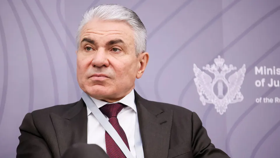 Заместитель министра юстиции заявил, что крупные российские компании, разрабатывающие ИИ, должны внедрить механизмы, препятствующие использованию нейросетей в интересах иностранных агентов; предложены ответственность и штрафы, обсуждаются «суверенные» модели.