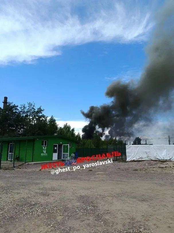 Пожар охватил складское помещение рядом с Торговой площадью во Фрунзенском районе Ярославля. По предварительным данным МЧС, площадь возгорания составляет около 150 кв. м; причины и информация о пострадавших уточняются.