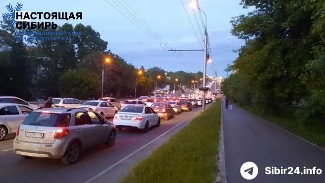 В ряде сибирских регионов введены строгие ограничения на продажу бензина: в Иркутске водители проводят в очередях по несколько часов, автобусы рискуют остаться без топлива. Региональные власти просят дополнительные поставки из Москвы.