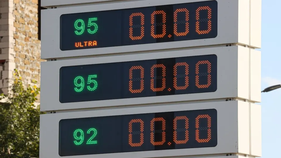 Розничные цены на бензин выросли в среднем на 3% за неделю; дефицит затронул свыше 60 регионов. Производство топлива сократилось после повреждений НПЗ, власти разрешили выпуск бензина пониженного качества и рассматривают импорт и экстренные закупки.