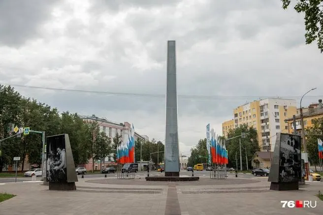 Небольшой парк между улицами Свободы, Городским валом и проспектом Ленина. Летом здесь яркие клумбы и тенистые аллеи, но есть и участки, требующие внимания. Фоторепортаж.