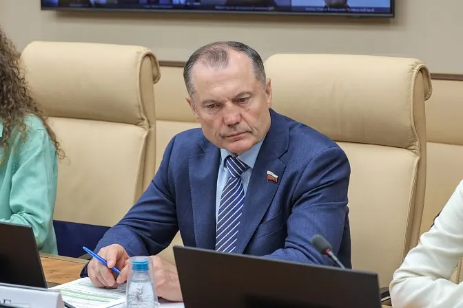 Сенатор предложил закрепить в законе формат, по которому учащиеся вузов и колледжей будут обязаны проводить на базовых предприятиях до половины учебного времени. В инициативе не прописаны вопросы оплаты и защиты прав студентов.