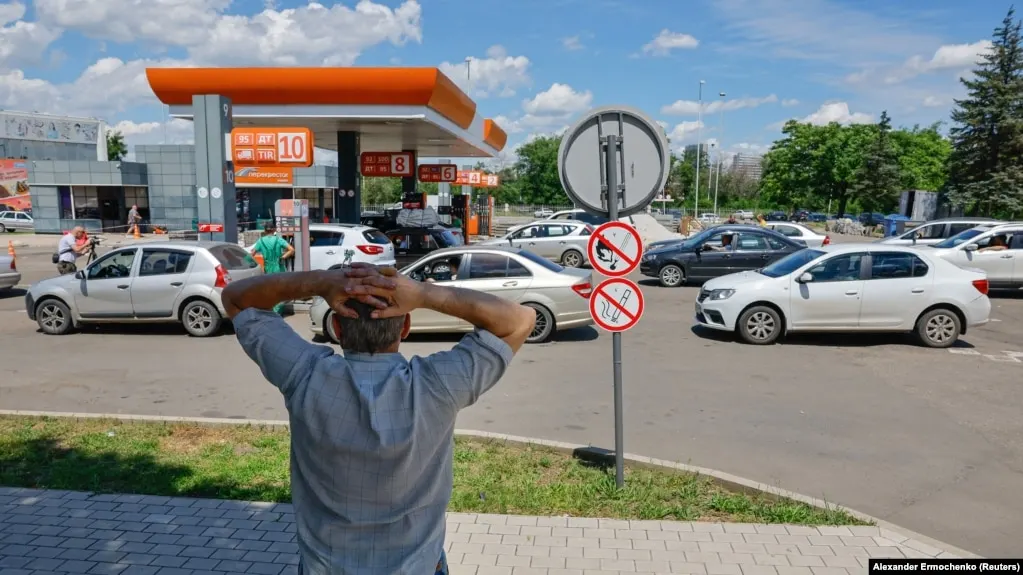 В Брянской, Курганской и Курской областях ограничили отпуск топлива и запретили заправку в канистры; в Москве временно разрешили бензовозам круглосуточно въезжать и передвигаться без грузовых пропусков. Меры связаны с перебоями в поставках после ударов по нефтяной инфраструктуре.