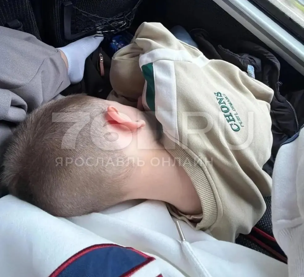 Анастасия с 9-летним сыном доставлена в Ярославль после того, как дрон врезался в автобус: ребёнок спал у матери на коленях, она прикрыла его телом. Родственники сообщают о ходе лечения и возвращении семьи.