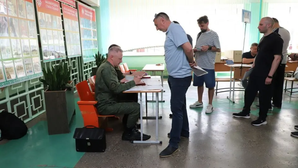 В Гродненской области с 17 по 26 июня проходят мобилизационные учения с отработкой вызовов запасников и транспортных средств; около двух тысяч человек планируют оповестить. Источники сообщают о нарастающем давлении на белорусское руководство с требованием участия в эскалации конфликта на Украине.