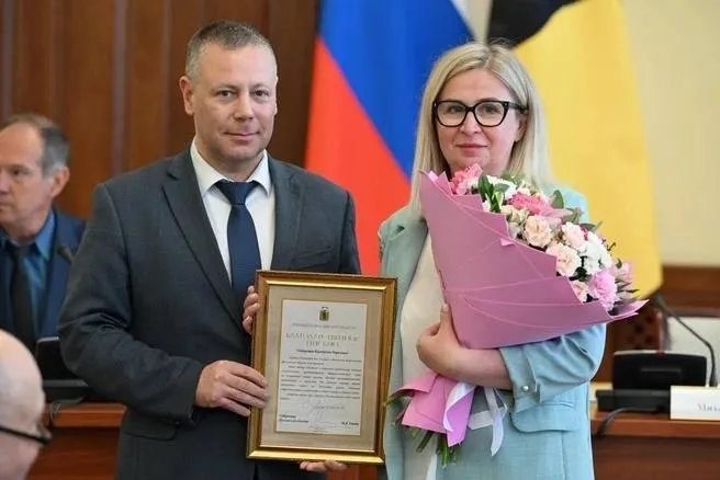 Сотрудница автозаправки не стала наливать топливо в неподходящую ёмкость — по правилам бензин разрешено заливать только в специализированную тару. Её бдительность помогла предотвратить теракт, поступок отметили власти региона.