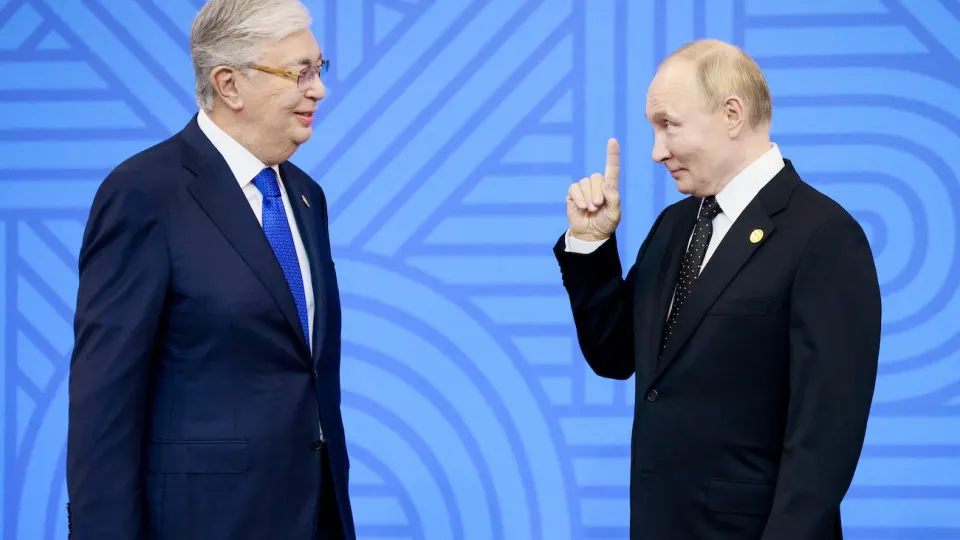 Из-за сокращения производства на ряде НПЗ и ремонтных остановок Россия ведёт переговоры о поставках автобензина из Казахстана — возможен обмен на авиакеросин и процессинг нефти на казахстанских заводах.