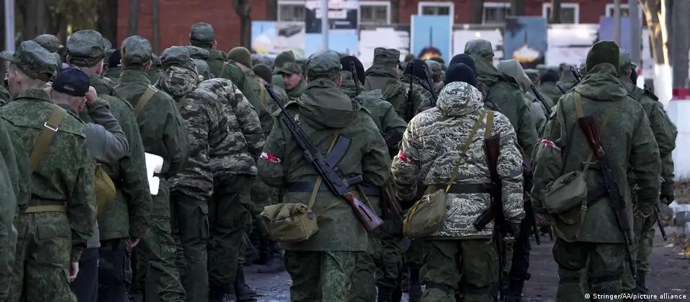 Разные источники и официальные лица дают противоречивые оценки: одни сообщают о подготовке мер, которые позволили бы начать новую мобилизацию, другие отрицают такие планы. Эксперты считают, что кадровая ситуация осложняет набор, но даже массовый призыв вряд ли решит задачи, стоящие перед вооружёнными силами.
