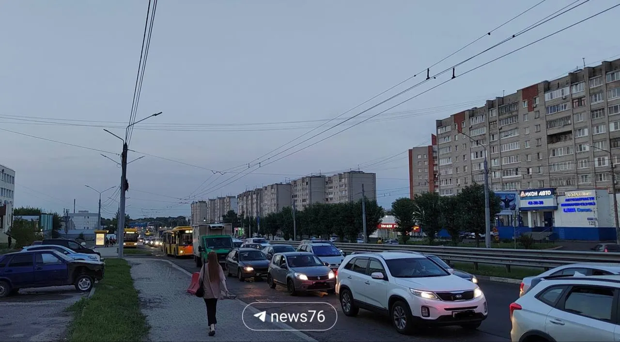 Вечером в Ярославле на Московском образовалась значительная пробка: очевидцы связывают затор с началом дорожных работ в час пик. Публикуем фотографии с места.