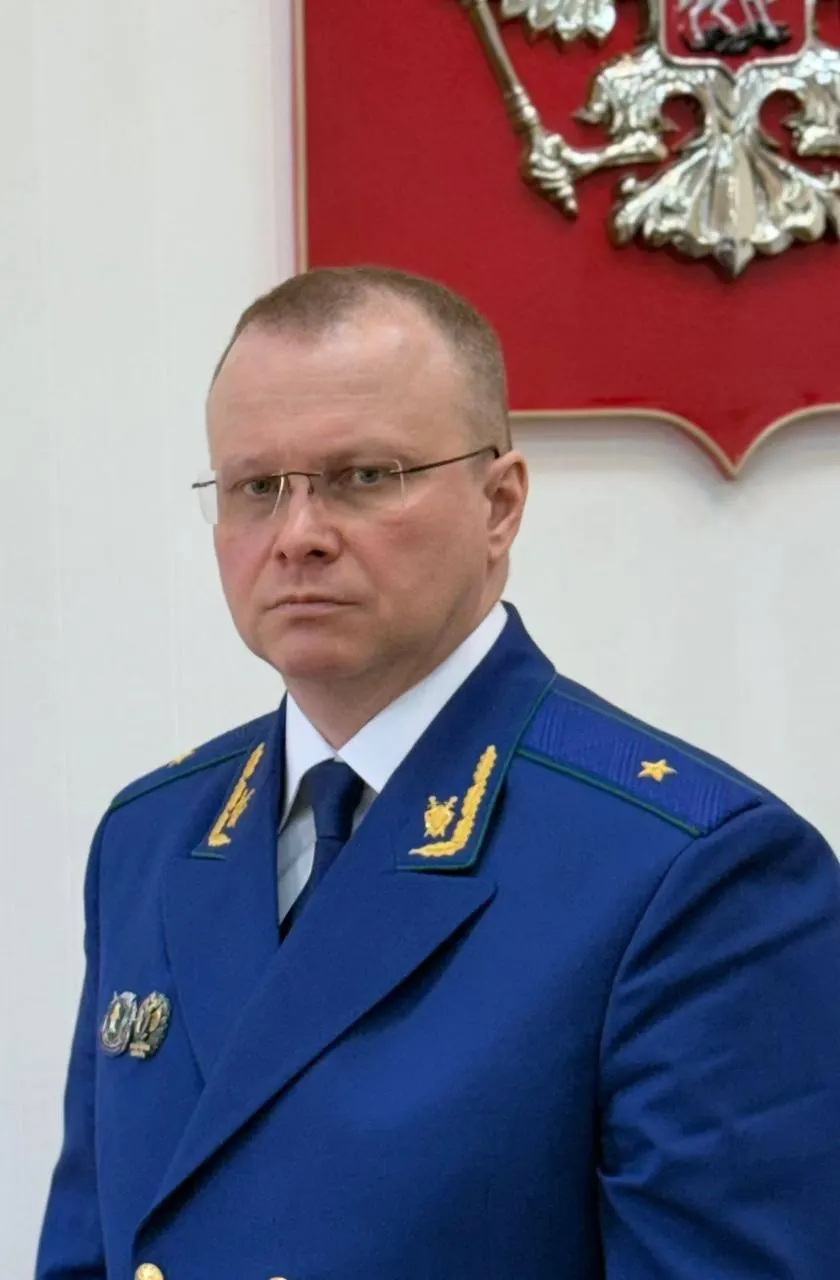 Новиков, 1979 года рождения, работает в органах прокуратуры с 2001 года; занимал должности в прокуратурах Орловской и Московской областей, был городским прокурором в ряде муниципалитетов и занимал руководящие посты в управлении Генпрокуратуры по СЗФО.