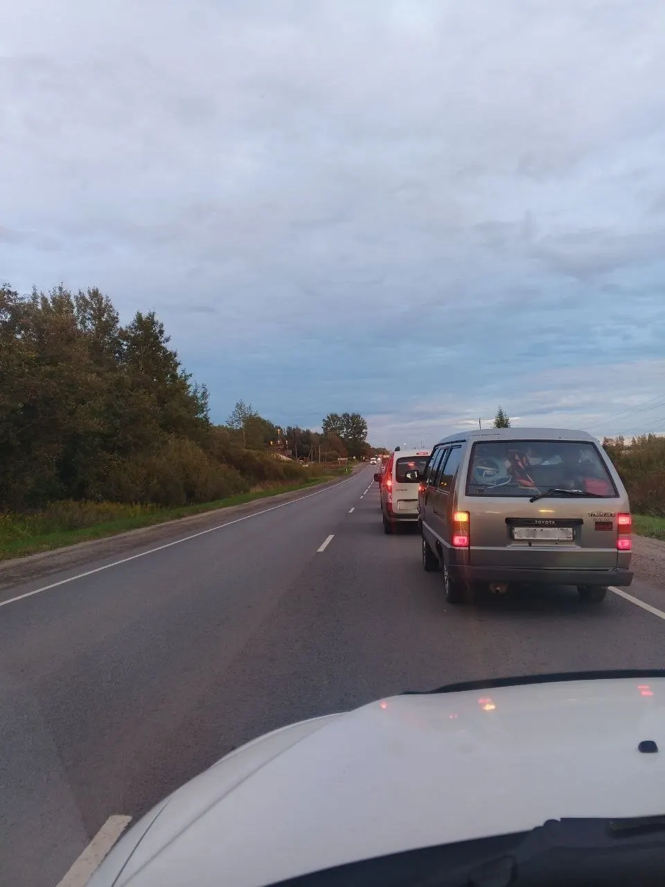 В Ярославле образовалась значительная пробка: затор простирается от Сарафоново до Чурилково, водители сообщают об остановке движения около 19:00.