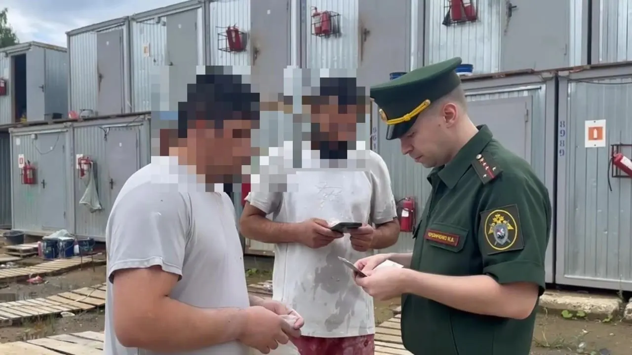 Следователи проверяли работников на предмет постановки на воинский учёт на стройплощадках Фрунзенского района; проверено 13 человек.