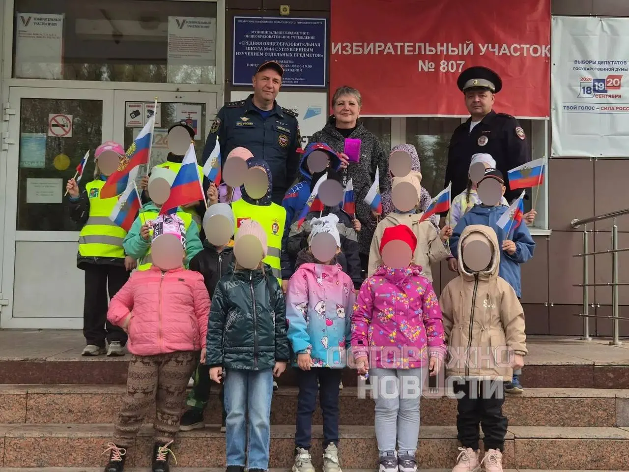 По регионам фиксируются экскурсии на участки, сценарии голосования и давление на педагогов. Зафиксированы примеры в Тамбовской и Липецкой областях, Ленинградской области, Камчатке и других регионах.