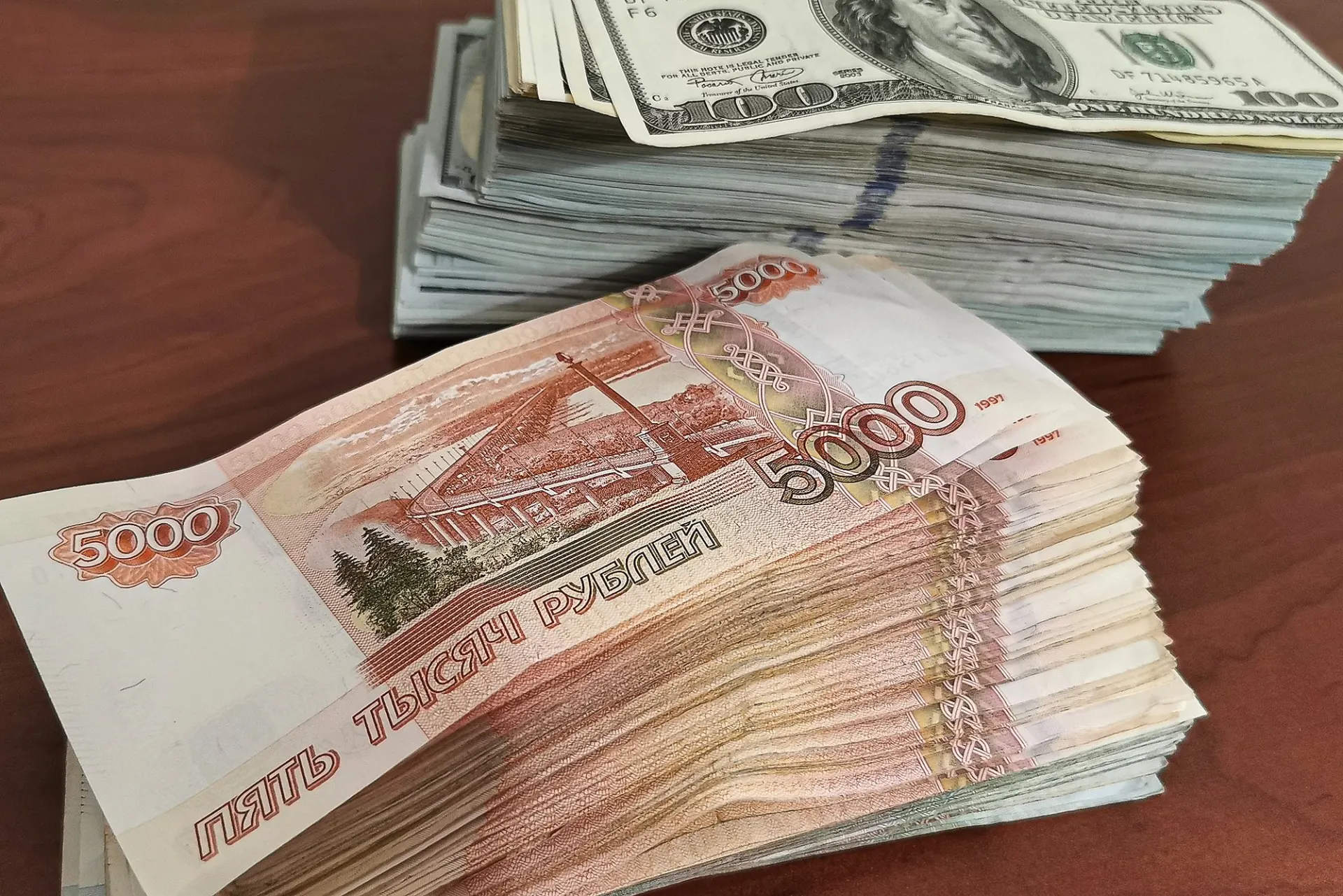 Пенсионерка из Воронежа стала жертвой мошенников из Ярославля: курьеры обманом завладели почти 4 млн рублей, выдавая себя за сотрудников ФСБ.