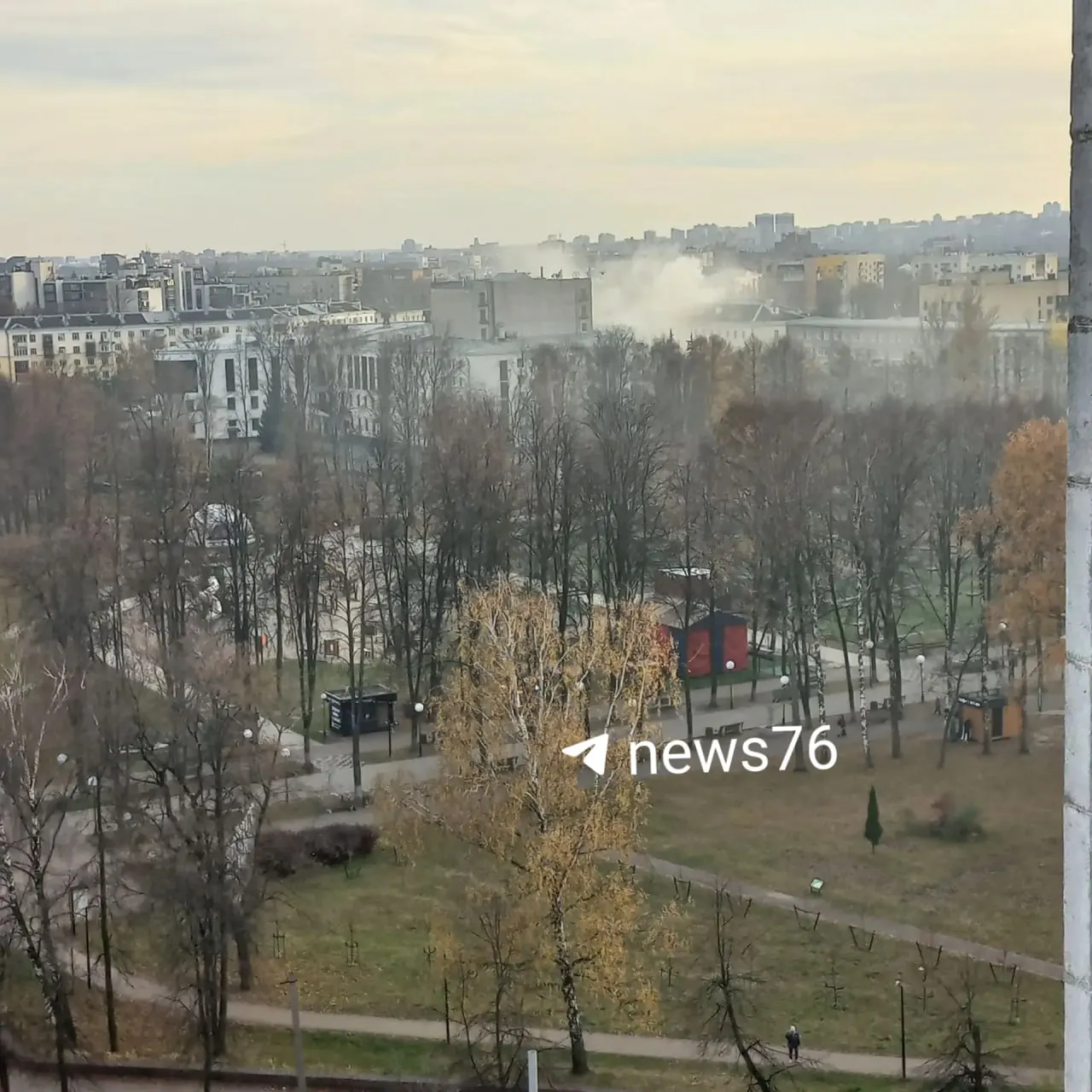 В Ярославле загорелось здание на улице Ленина, 26. На месте работают пожарные.