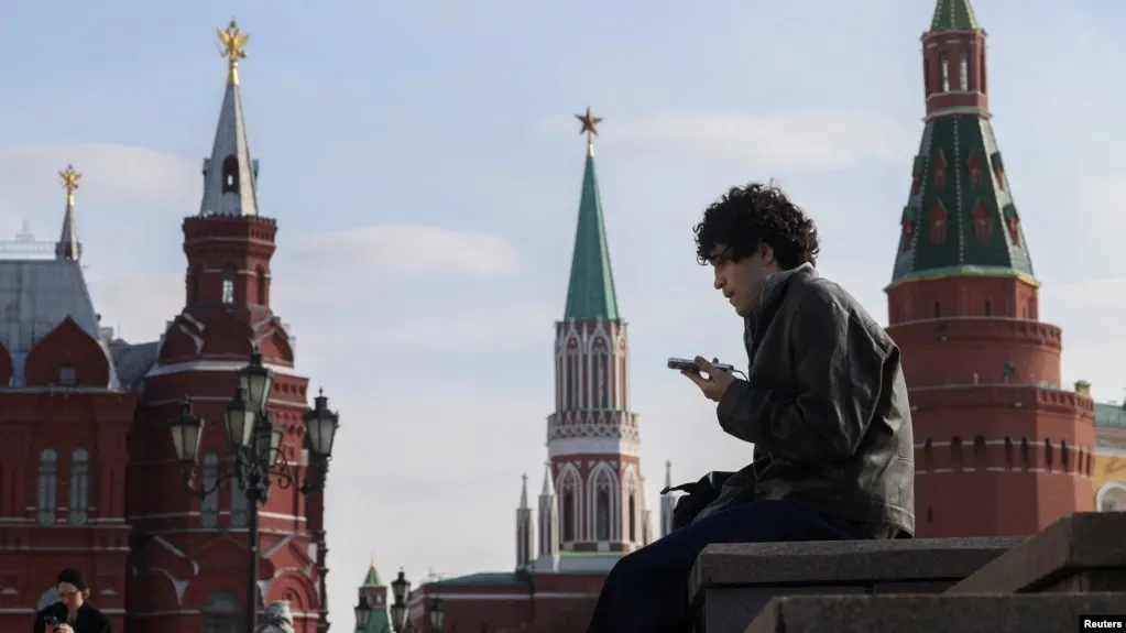 Законопроект предусматривает идентификацию детей в социальных сетях и сокращение времени онлайн для детей младше 14 лет; власти приводят доводы о защите от запрещённого контента.