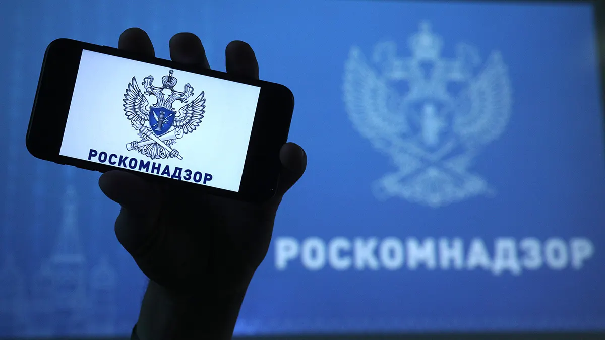Ведомство объяснило блокировку наличием материалов с «пропагандой нетрадиционных сексуальных отношений». Редакция называет решение надуманным и намерена продолжать работу в России.
