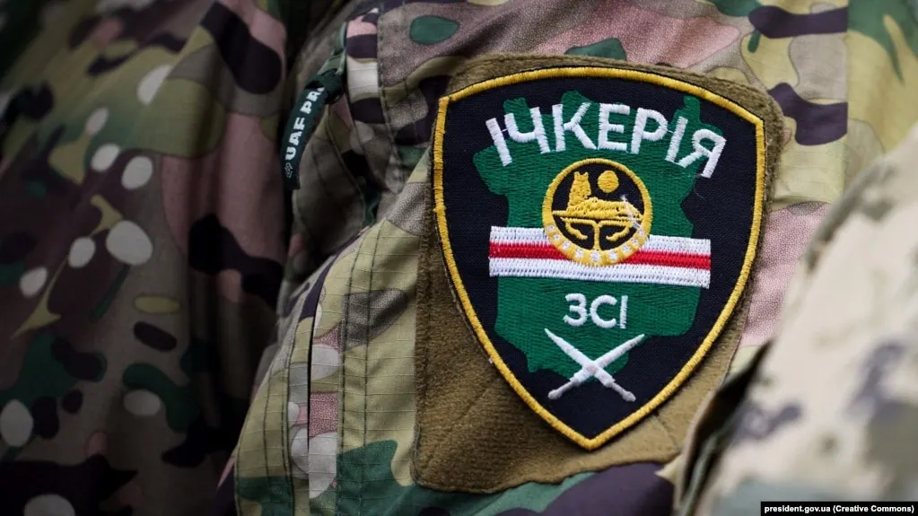 Росфинмониторинг включил «Чеченскую Республику Ичкерию» и ее зарубежные структуры в список террористов и экстремистов после решения суда в Грозном, а ее лидеру Ахмеду Закаеву в России вменяют создание террористического сообщества и участие в боях на стороне ВСУ.