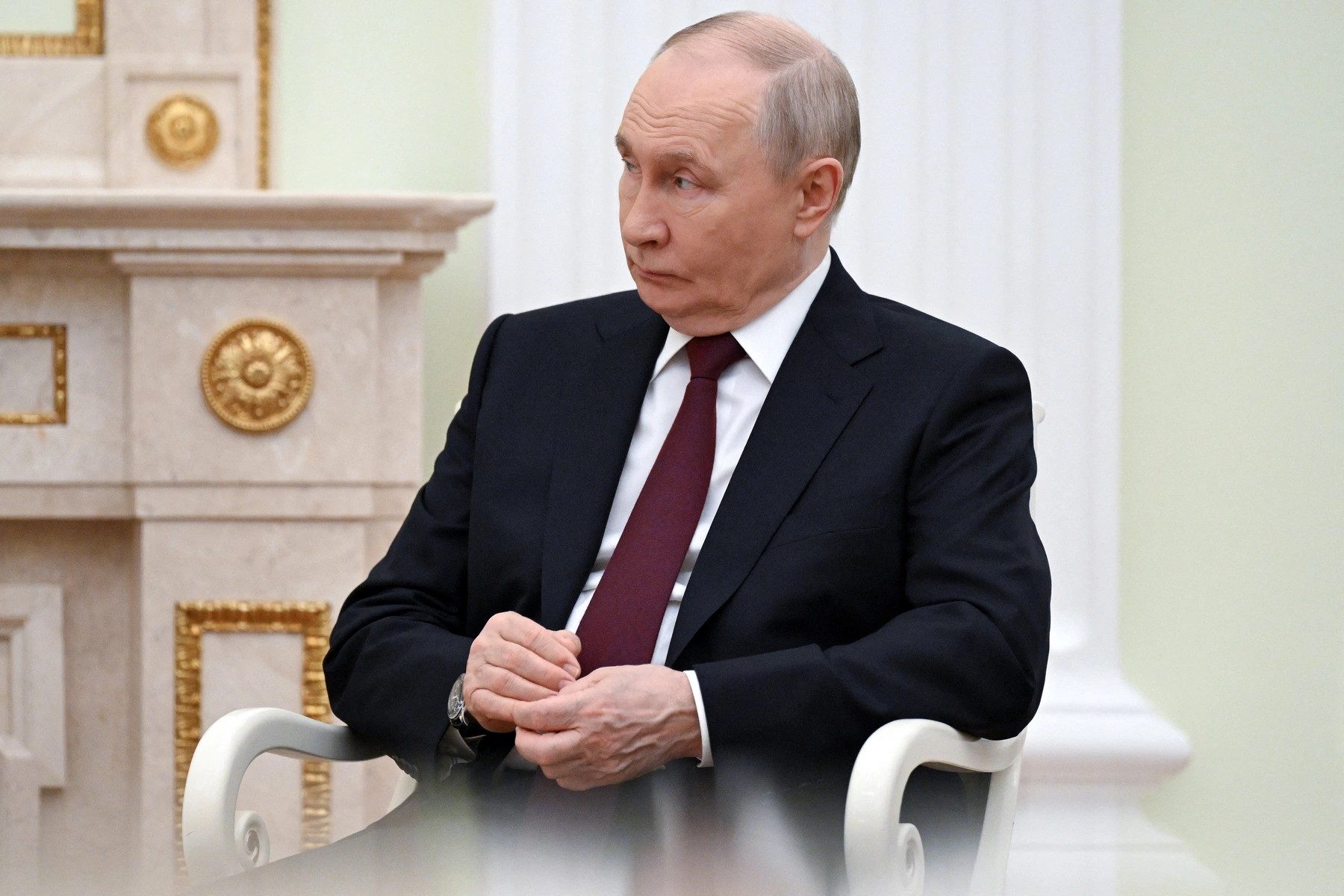 Мониторинг показал, что сотни провластных ботов во «ВКонтакте» массово комментируют публикации о шестой подряд неделе падения рейтинга Владимира Путина, называя это «сезонной динамикой», сравнивая его с западными лидерами и ставя под сомнение данные ВЦИОМ на фоне тревоги властей из‑за непопулярных ограничений интернета перед выборами в Госдуму.