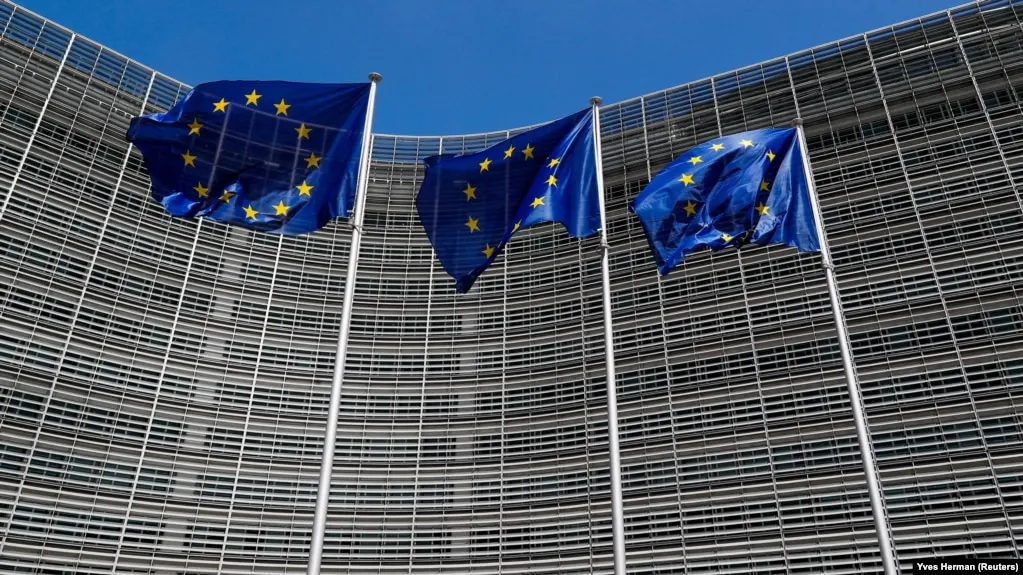 Совет ЕС внёс в санкционный список медиаплатформу Euromore и «Фонд поддержки и защиты прав соотечественников, проживающих за рубежом», обвинив их в участии в кампаниях дезинформации и подрыве доверия к институтам Евросоюза.