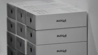 Крупные продавцы электроники в России накопили избыточные запасы дорогих смартфонов Apple и Samsung. На фоне падения спроса на электронику им приходится снижать цены и распродавать устройства с крупными скидками.