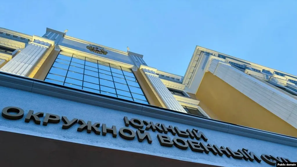 Южный окружной военный суд приговорил троих молодых людей к срокам от восьми до десяти лет лишения свободы по делу о подготовке поджога военкоматов в Ростове-на-Дону; по версии следствия, они планировали атаковать здания с помощью коктейлей Молотова, но были задержаны ФСБ ещё на стадии подготовки.