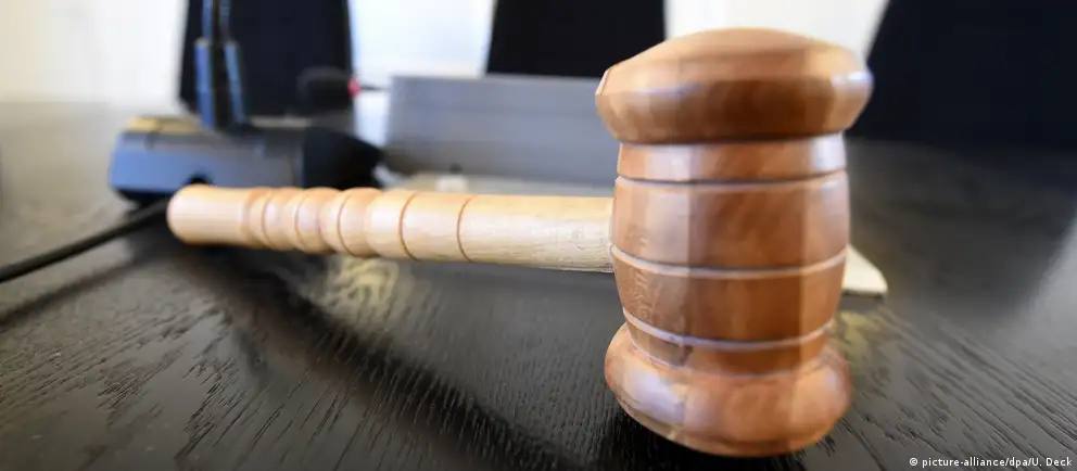 Советский районный суд Воронежа отправил 24‑летнего мужчину на год исправительных работ по статье о демонстрации запрещённой символики. Дело строилось на рапорте Центра «Э»; это первый известный приговор, где фигурирует сатанизм.