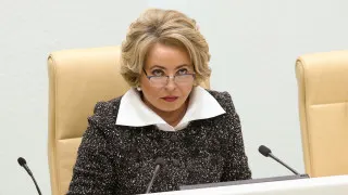Спикер Совета Федерации Валентина Матвиенко назвала обезлюдение российских территорий стратегической угрозой и предложила бороться с демографическим спадом с помощью строительства больших домов, многодетных семей и всероссийской акции по посадке цветов во дворах — на фоне рекордно низкой рождаемости и естественной убыли населения.