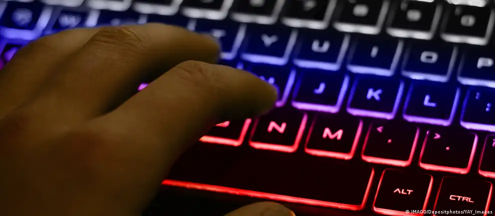Минцифры разрабатывает меры по взиманию платы за международный трафик, приравнивая к нему использование VPN; первыми платежи могут затронуть мобильную связь.