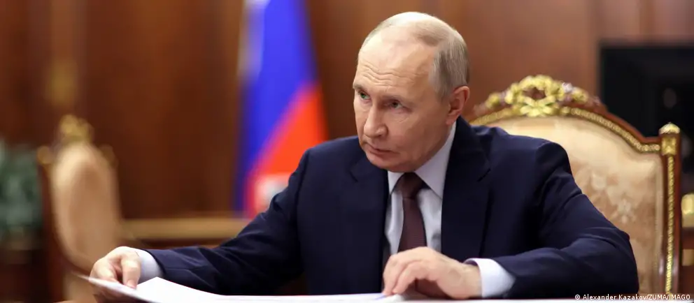 Президент России подписал закон, который ослабляет антикоррупционный контроль: государство перестанет проверять сделки чиновников и их супругов, совершенные до назначения на должность и до регистрации брака, а также изменится порядок декларирования доходов семьи госслужащего.