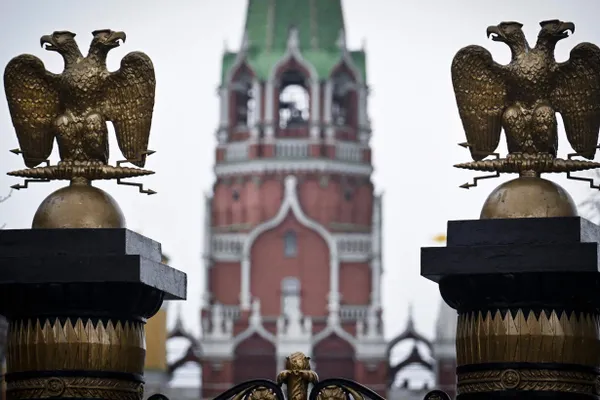 В ряде фильмов на российских стриминговых сервисах начали появляться уведомления о том, что в картинах удалены или скрыты фрагменты. Правообладатели проставляют такие пометки, стриминги заявляют, что сами контент не редактируют. Причина — новая практика самоцензуры и изменения в законодательстве о «дискредитации» традиционных ценностей.