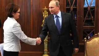 С начала 2026 года ЦБ реализовал более 21 тонны золота на внутреннем рынке, чтобы профинансировать дефицит бюджета на фоне слабых нефтегазовых доходов и роста госрасходов. Аналитики отмечают, что подобная тактика становится типичной и для других центробанков развивающихся стран.