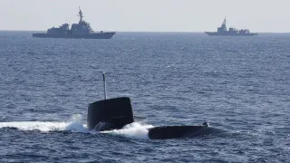 Правительство Японии радикально пересмотрело послевоенную доктрину и разрешило экспорт летального оружия, открыв путь к поставкам ракет, кораблей, подлодок и самолетов за рубеж. Поставки в зоны боевых действий по-прежнему формально ограничены, но для Украины и других стран возможны исключения в интересах безопасности самой Японии.
