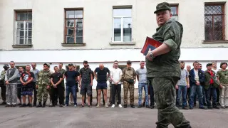 Минобороны выступило за внесение поправок, которые позволят проверять военнослужащих на алкогольное опьянение прямо в частях с помощью экспресс-тестов, без обязательной доставки в медучреждения.